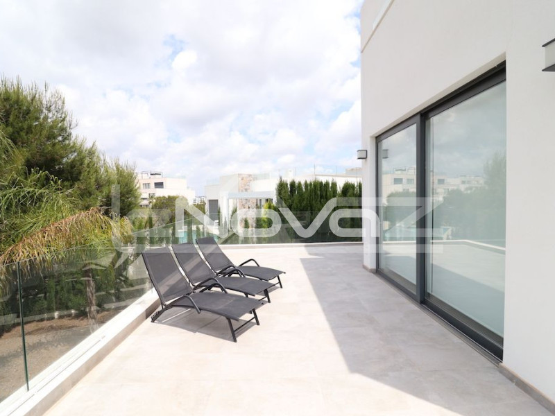 Unglaubliche, hochmoderne Villa mit 3 Schlafzimmern und privatem Pool in der prestigeträchtigen Gegend von Las Colinas.. #1553