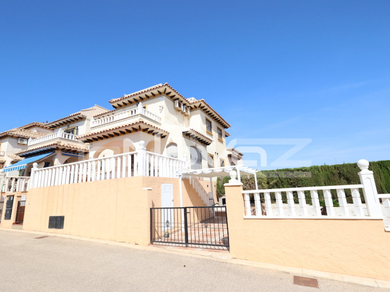 Maison de ville d'angle avec terrain incroyable et orientation sud à Lomas de Cabo Roig.. #1858
