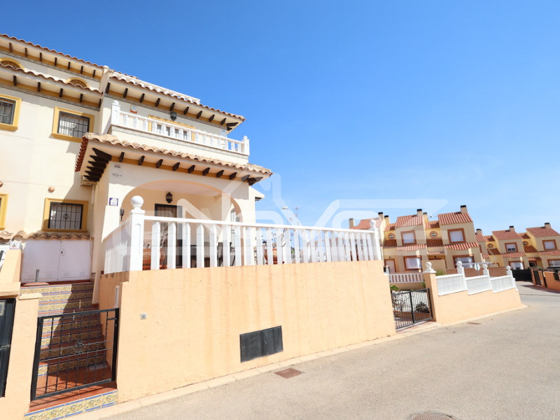 Maison de ville d'angle avec terrain incroyable et orientation sud à Lomas de Cabo Roig.. #1858