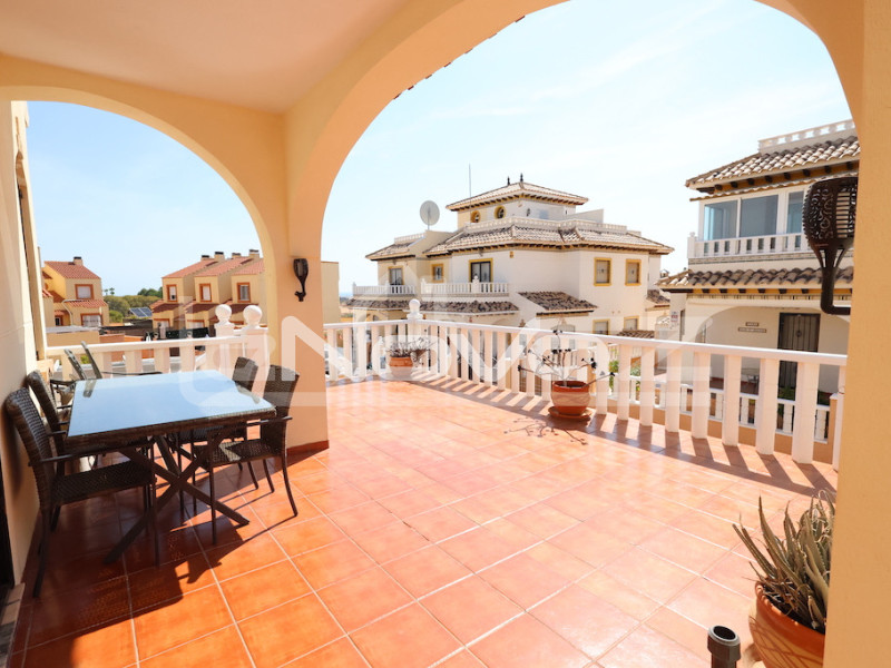 Maison de ville d'angle avec terrain incroyable et orientation sud à Lomas de Cabo Roig.. #1858