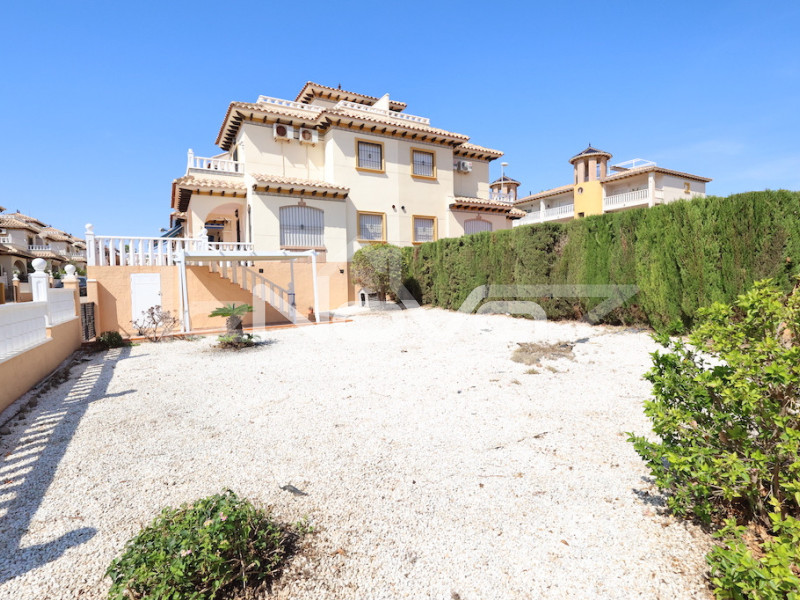 Maison de ville d'angle avec terrain incroyable et orientation sud à Lomas de Cabo Roig.. #1858