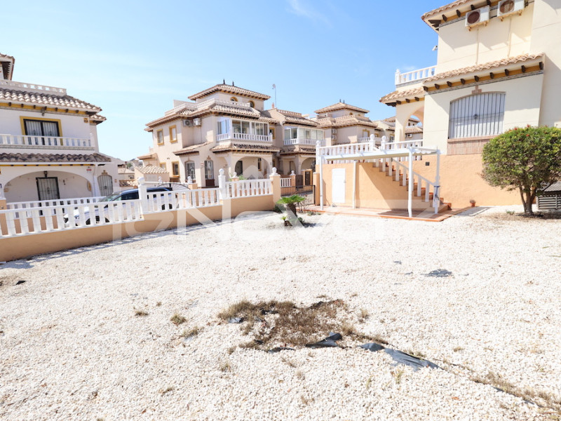Maison de ville d'angle avec terrain incroyable et orientation sud à Lomas de Cabo Roig.. #1858