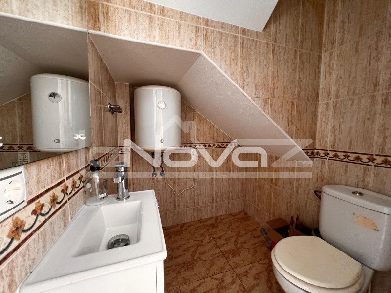 Maison de ville moderne de trois étages avec trois chambres, deux salles de bains et des toilettes invités, située dans le prestigieux quartier de Los Dolses.. #1910