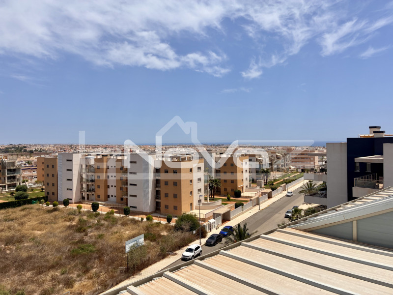 Comfortable 3 bedroom penthouse in Green Hills urbanization. #1943