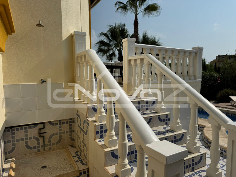 Villa de 4 dormitorios en Cabo Roig. #2024