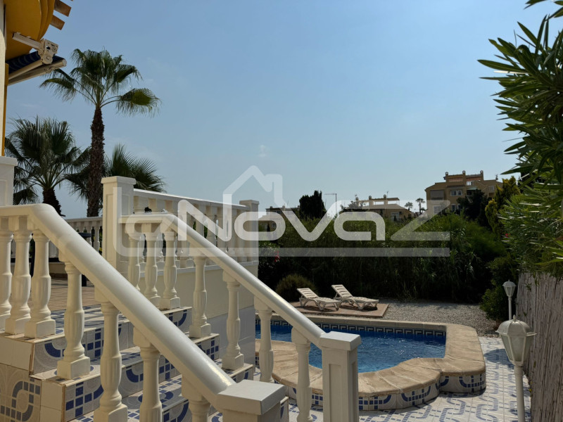 Villa de 4 dormitorios en Cabo Roig. #2024