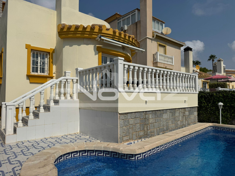 Villa de 4 dormitorios en Cabo Roig. #2024