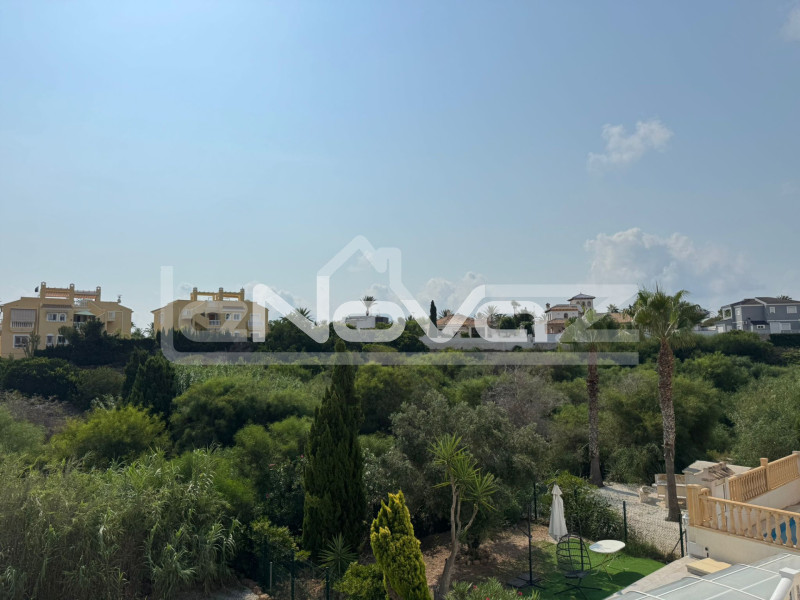 Villa de 4 dormitorios en Cabo Roig. #2024