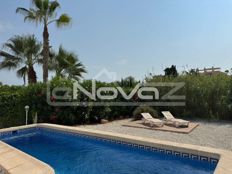 Villa de 4 dormitorios en Cabo Roig. #2024