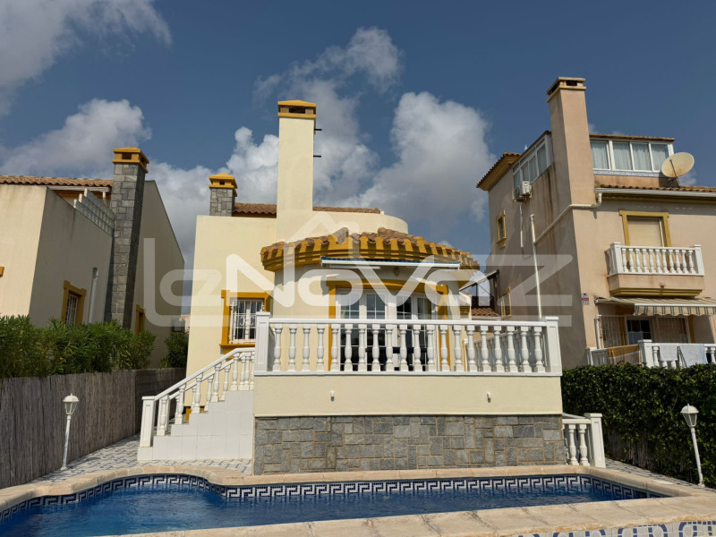 Villa de 4 dormitorios en Cabo Roig. #2024