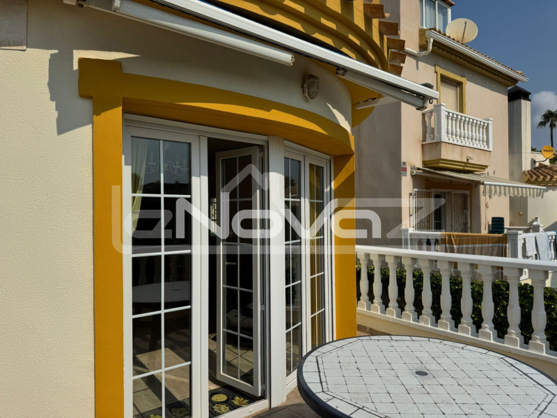 Villa de 4 dormitorios en Cabo Roig. #2024
