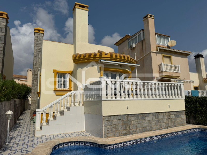 Villa de 4 dormitorios en Cabo Roig. #2024