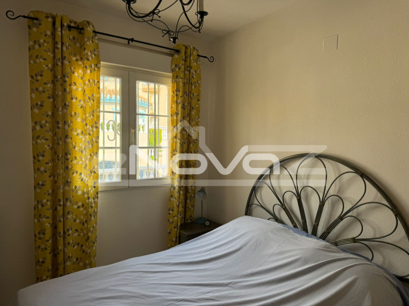 Villa de 4 dormitorios en Cabo Roig. #2024