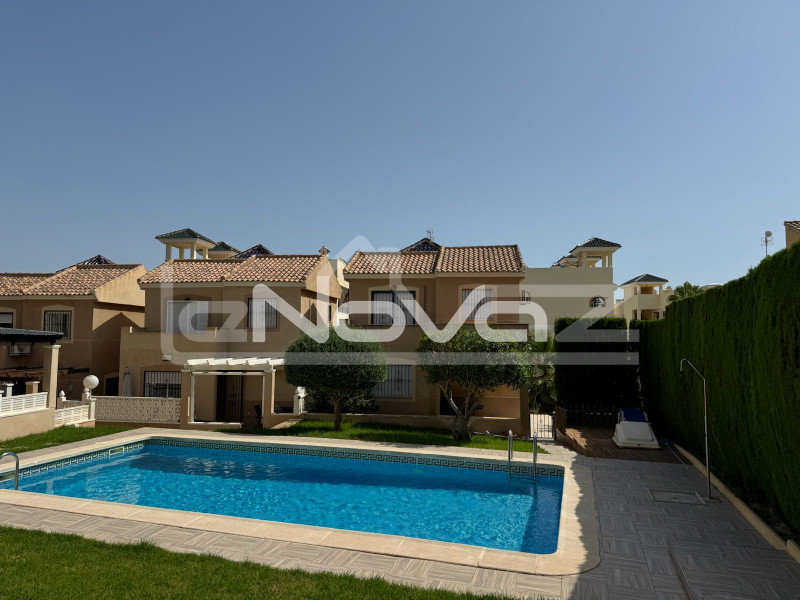 Renovated detached villa in Villamartín, south-facing. #2044