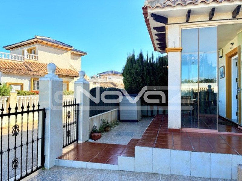 Bungalow de trois étages à Lomas De Cabo Roig. #2072