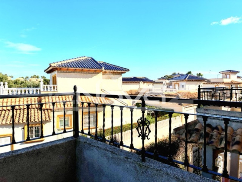 Bungalow de trois étages à Lomas De Cabo Roig. #2072