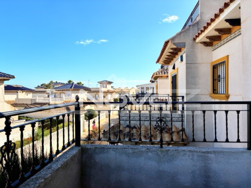 Bungalow de trois étages à Lomas De Cabo Roig. #2072