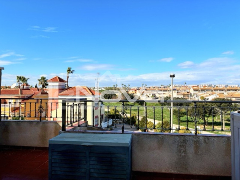Bungalow de trois étages à Lomas De Cabo Roig. #2072