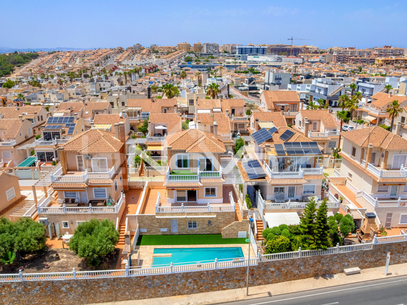 Villa mit vier Schlafzimmern in La Mata. #2088