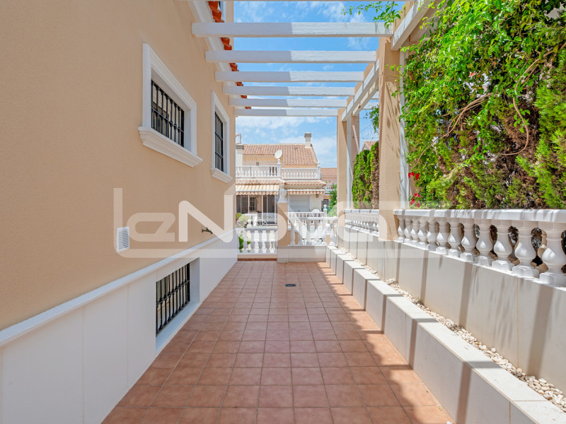 Villa mit vier Schlafzimmern in La Mata. #2088
