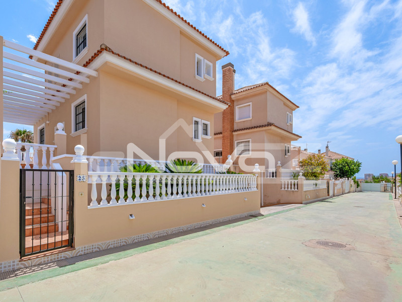 Villa mit vier Schlafzimmern in La Mata. #2088