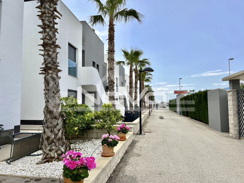 Precioso bungalow de esquina para alquiler vacacional e invierno en La Zenia. #914