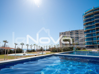Apartament przy plaży w Punta Prima z niezrównanymi widokami.