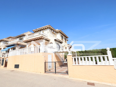 Eckreihenhaus mit unglaublichem Grundstück und Südausrichtung in Lomas de Cabo Roig.